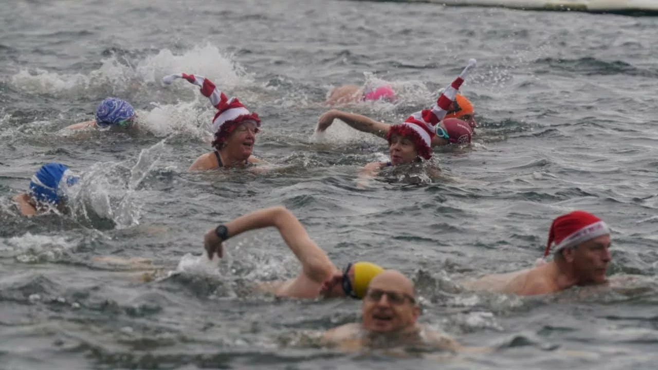 Swimmers Brave Annual Christmas Day Race in London’s Serpentine | Sky News Australia